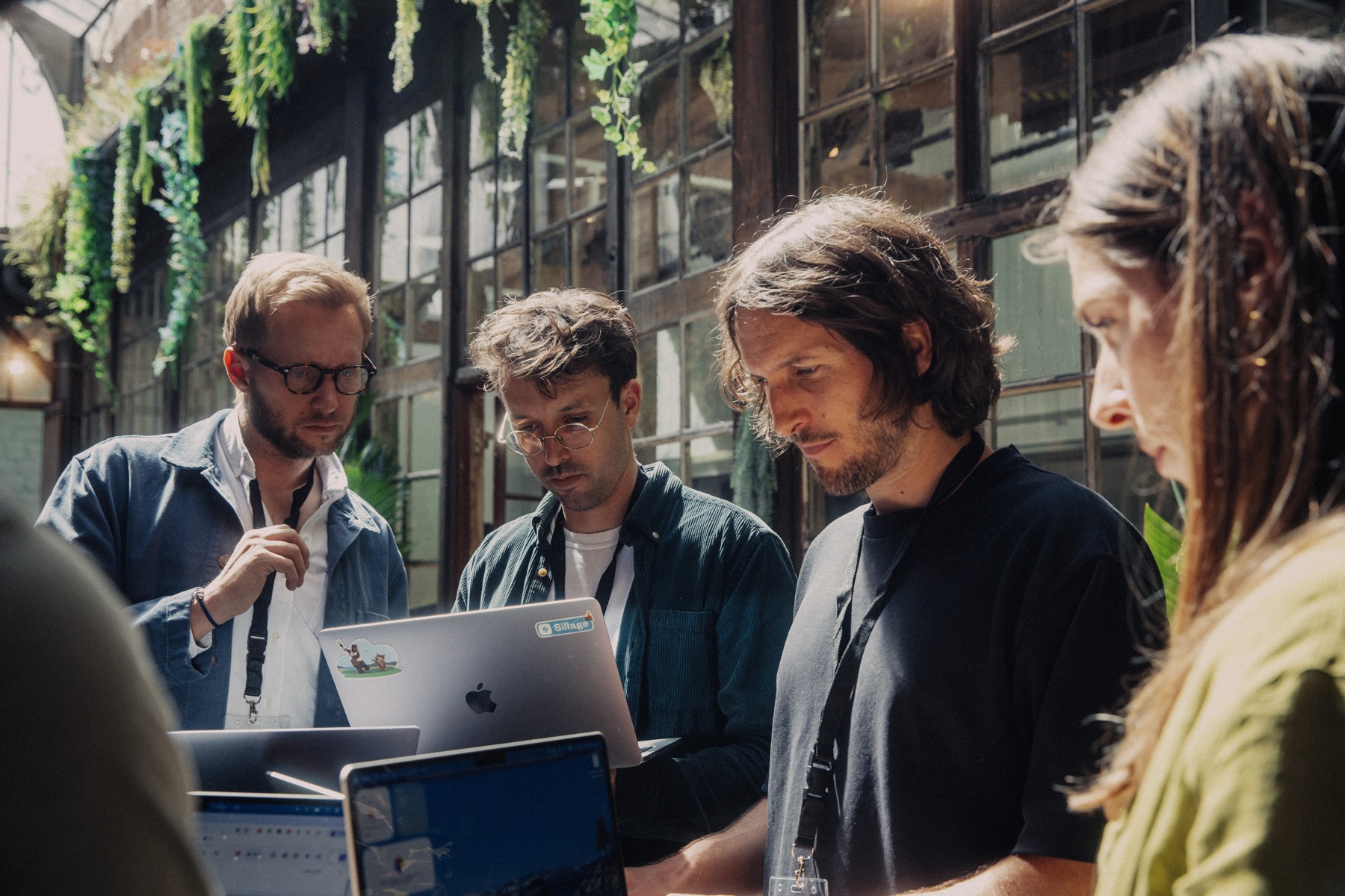 Binôme au travail sur leurs comptes